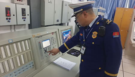 綿陽消防支隊深入重點單位消防控制室開展消防安全檢查